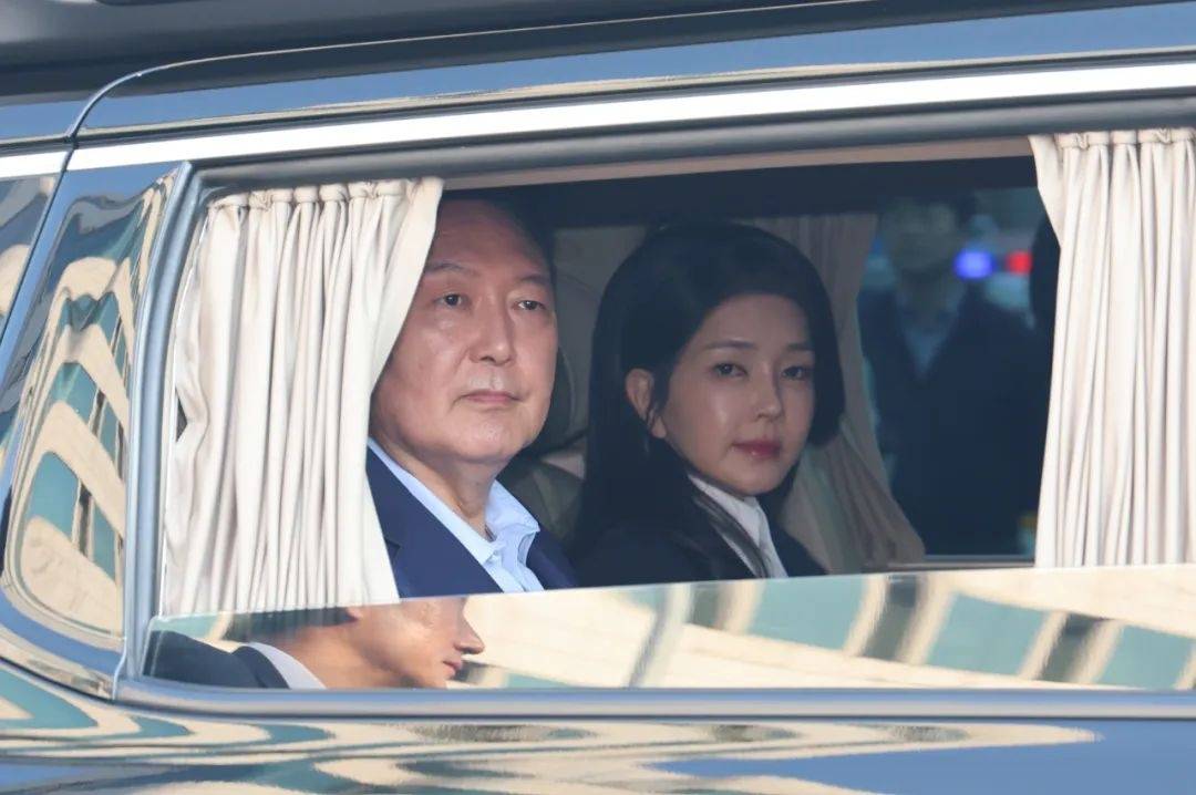 因涉金建希案再收拘捕令，尹锡悦拒捕过程曝光：10人架四肢连椅子强抬，手臂“快脱臼”