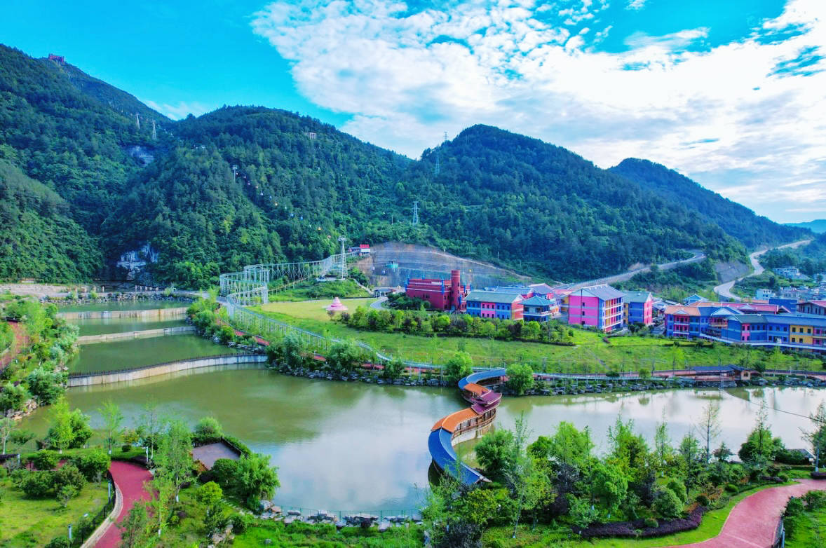 贵州龙里油画大草原:贵阳后花园的清凉秘境,避暑住宿新选择