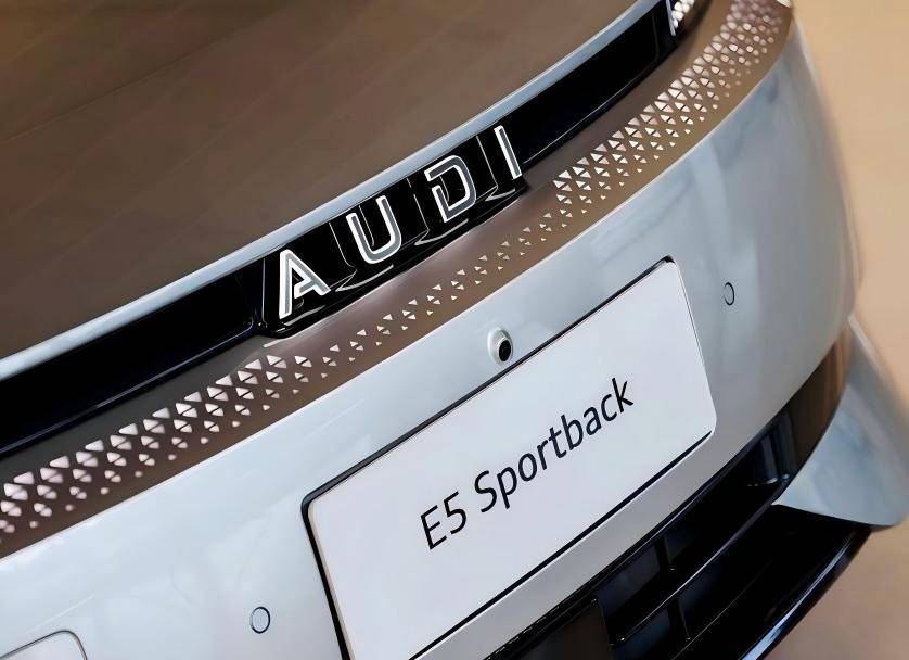 启动英文标，上汽奥迪老路重跑