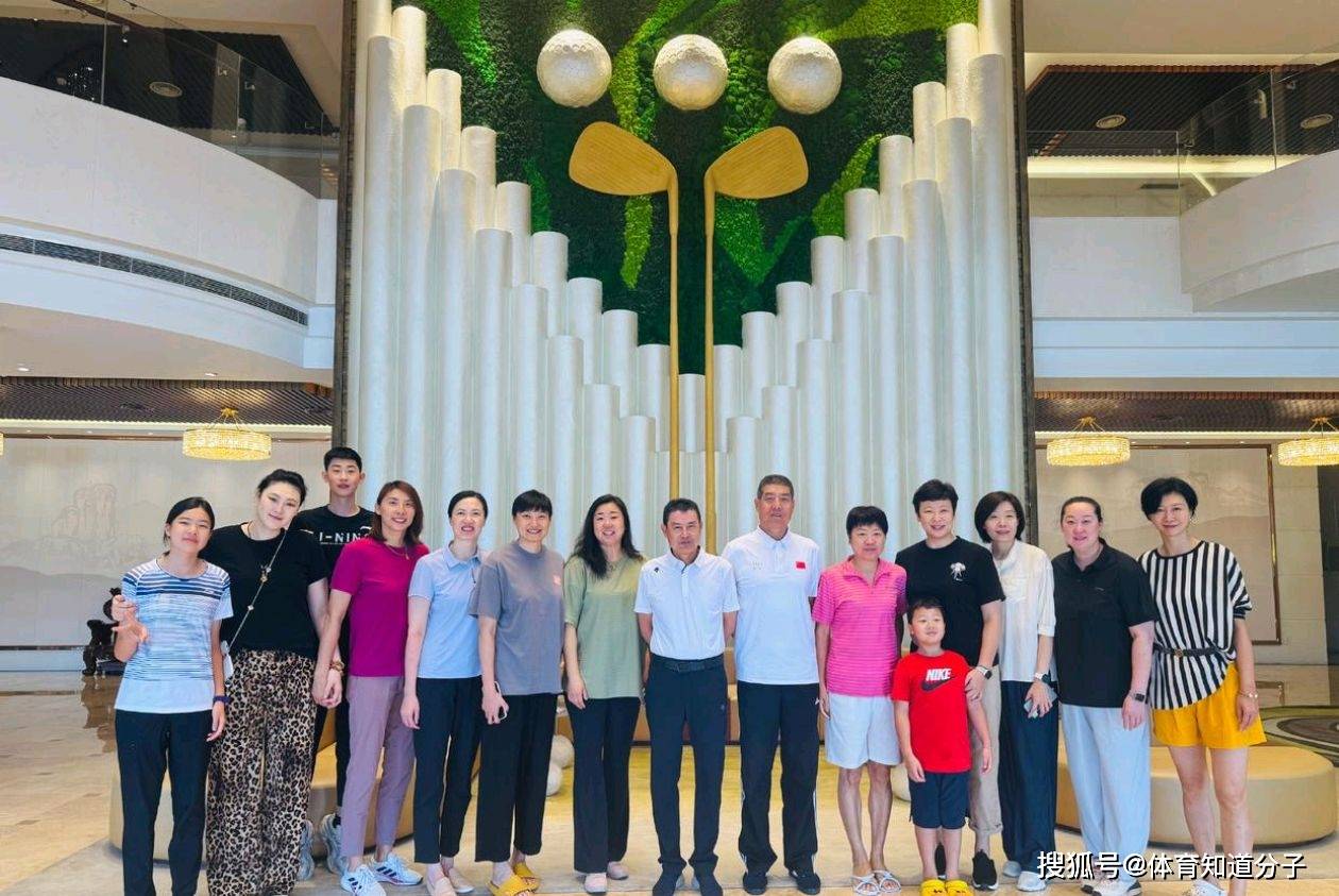 女排黄金一代重聚！3大奥运冠军带儿女亮相，冯坤混血儿子成焦点