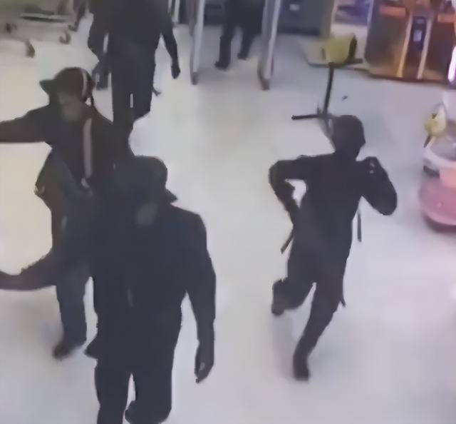 画面曝光！6000克黄金首饰被持枪抢走