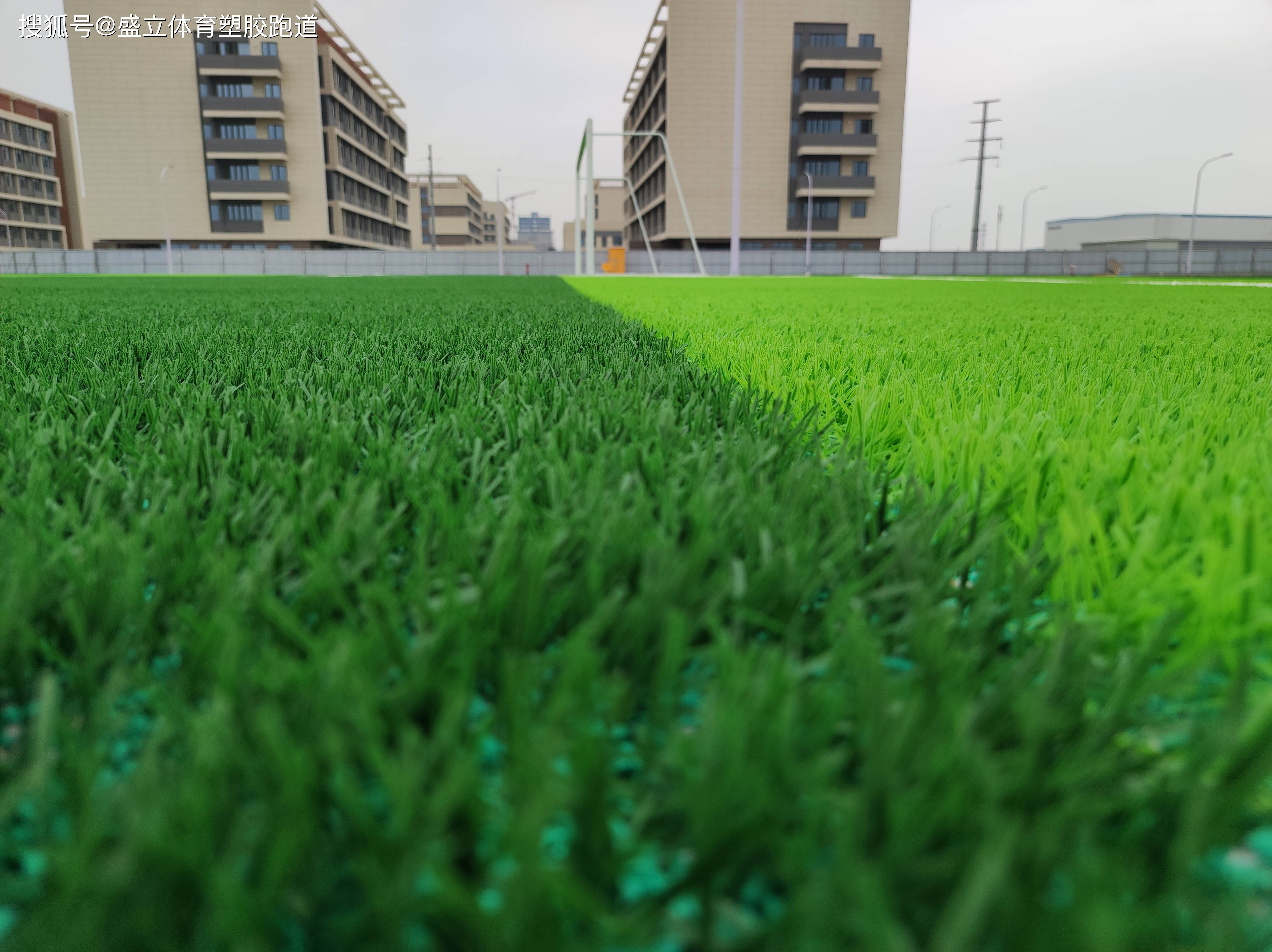 人造草坪足球场多少钱一平方多少钱