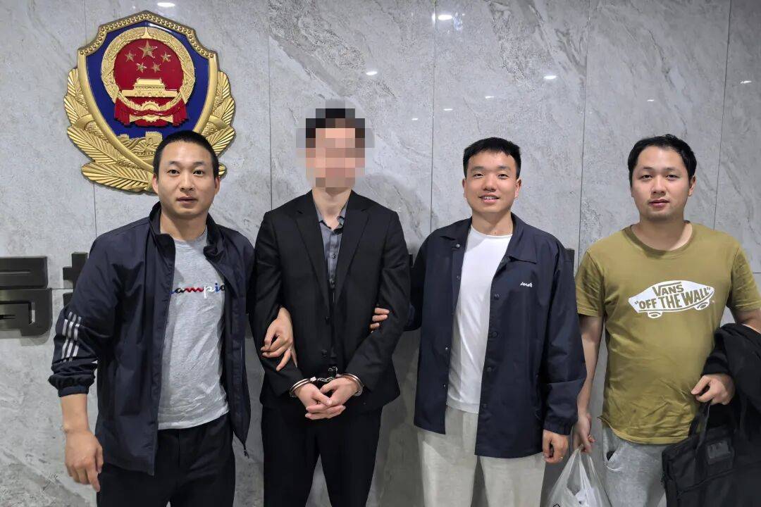 湖南一8旬老人扛170万现金去存钱,柜员清点查验发现全是练功券,无一张真币,警方仅用5小时成功破案,犯罪嫌疑人已被刑拘