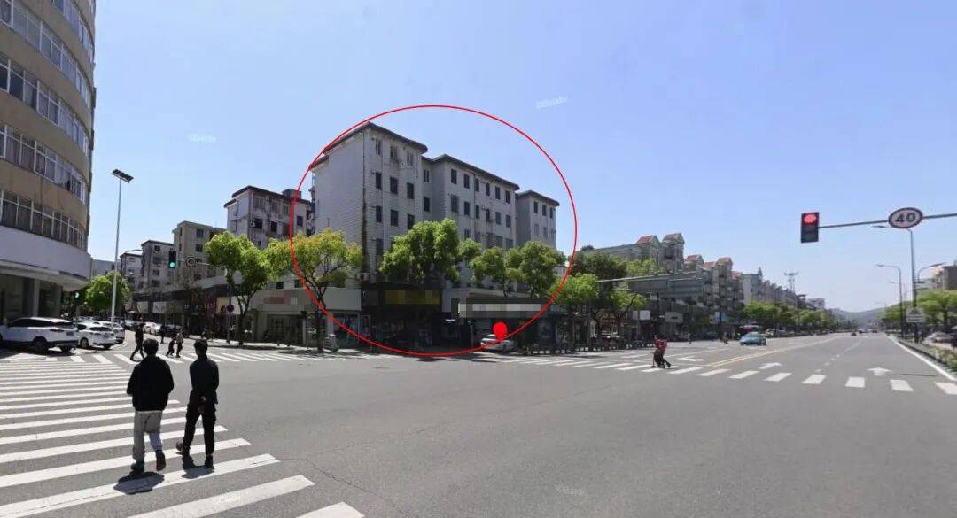 浙江象山一居民楼发生倾斜,有屋顶承重梁出现碎片脱落,露出钢筋!镇政府回应