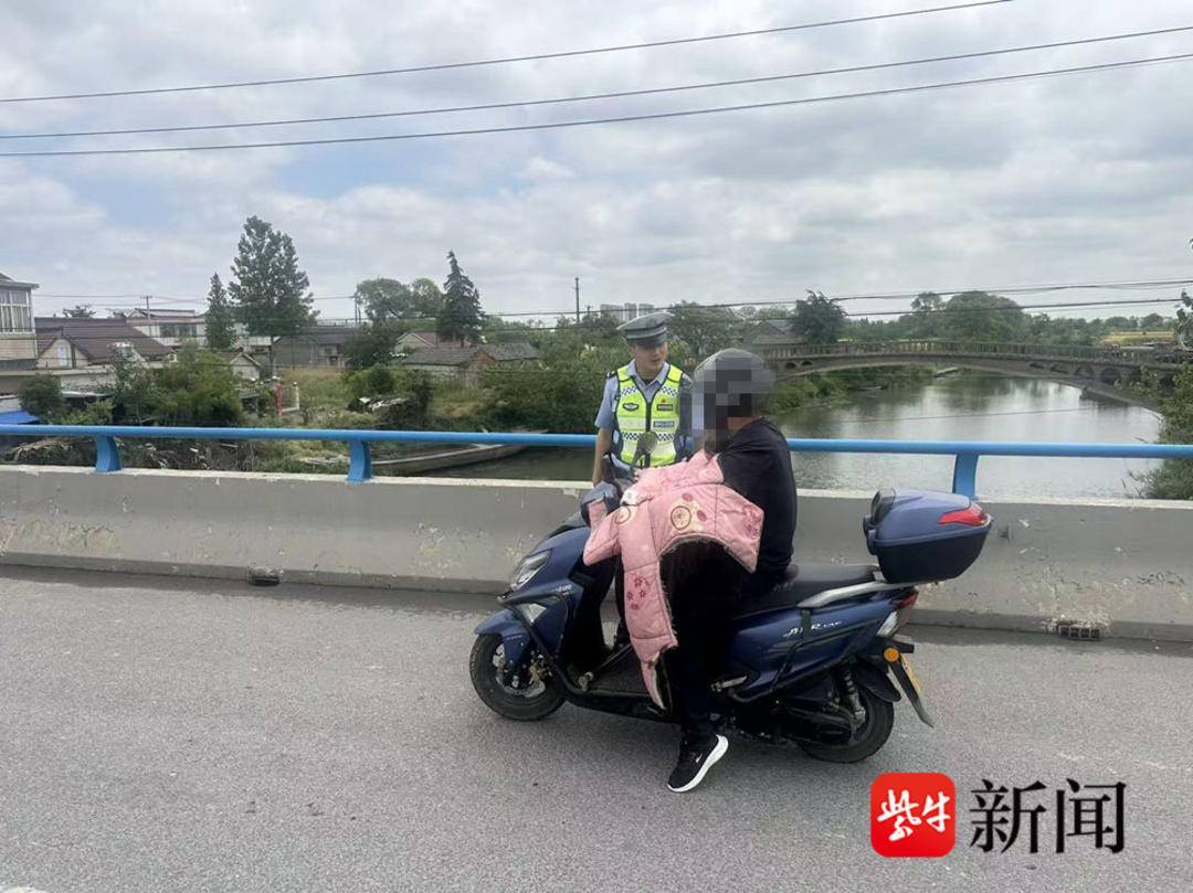 骑行五小时疲惫不堪，盐城男子路口停车酣睡被交警及时唤醒